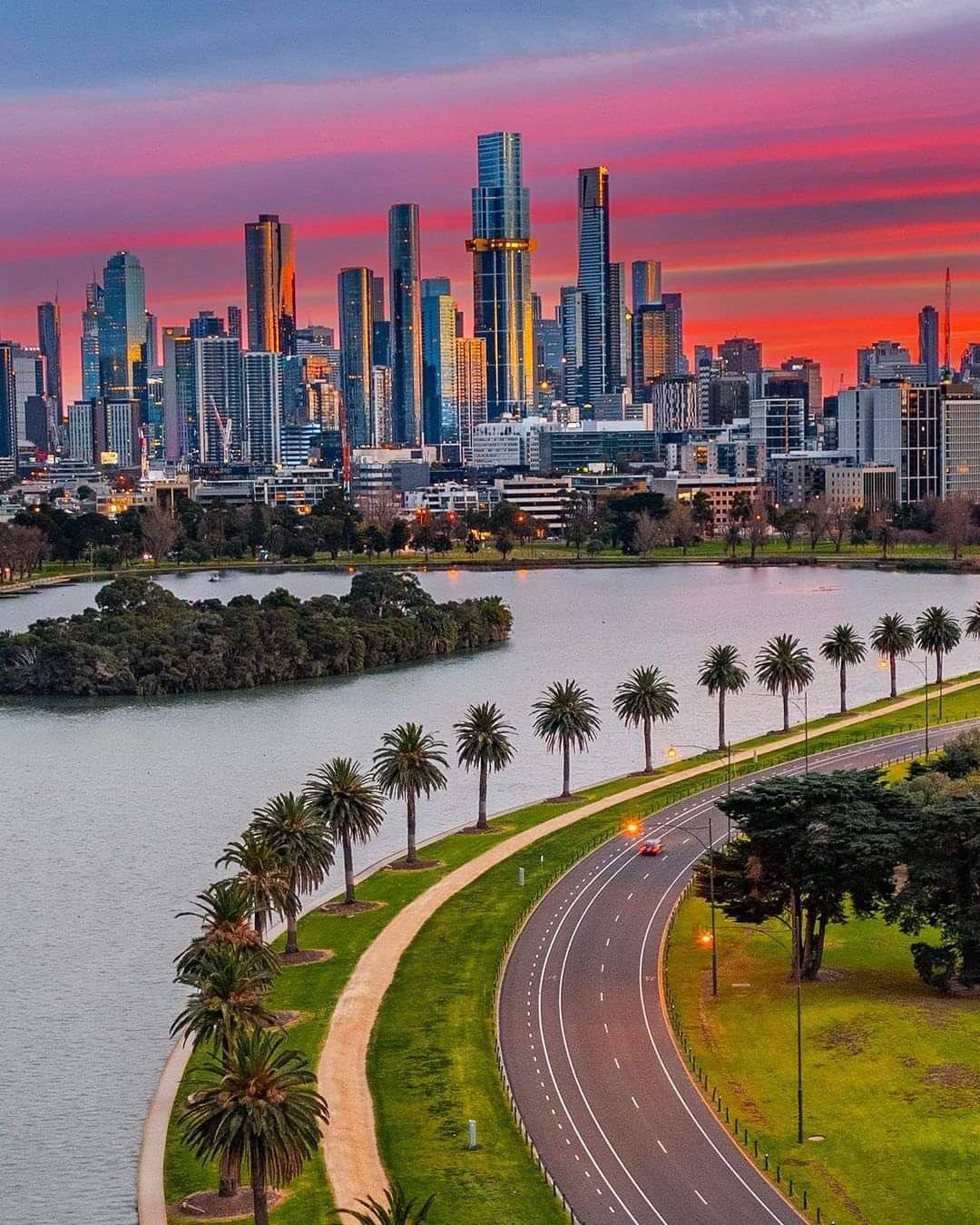 Melbourne skyline along the Yarra River at dusk